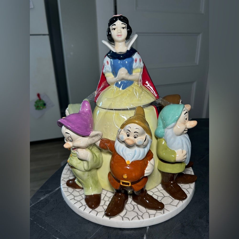 NEW Disney’s SNOW WHITE & THE SEVEN DWARFS Cookie Jar